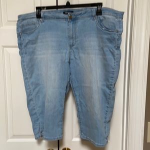 22w stretchy capris by d.jeans